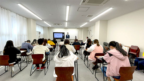 京都YMCA国際福祉専門学校様での「見守り支援機器」講演の様子1